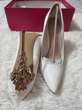 Shoe Dazzle White Pointed Toe Heels with Gold Leaf Tassel